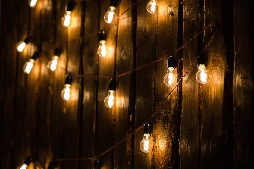 Dekoracyjna_ciana_z_zarowkami_skomp